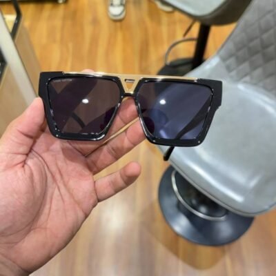 Loui vuitton 1502 black gold